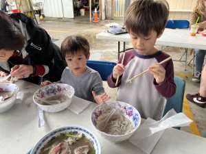 kids eating pho