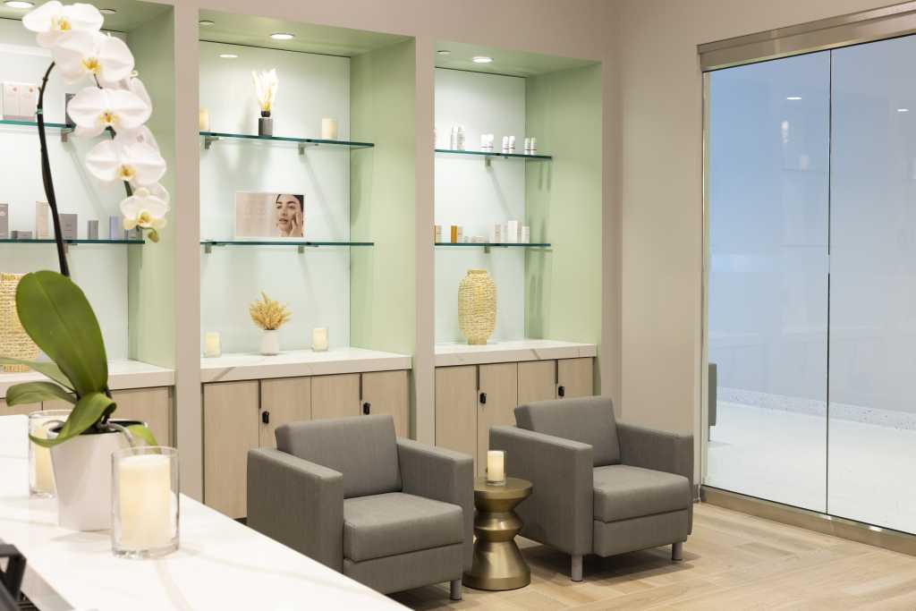 Welcoming visitors is the lush entry landscaping and hotel-like lobby. Conveniently located on the first floor is the brand new Ochsner Elevate Spa, which offers massage therapy, facials, waxing, cool sculpting, cool tone, and more.